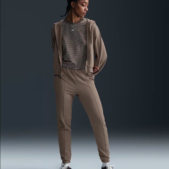 Nike Sweatpants with Tapered Fit and Drawstring - Picture 3 of 8